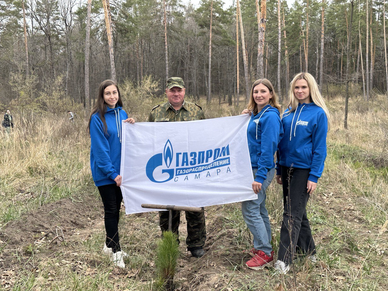 Самарские газовики посадили деревья в рамках международной акции «Сад памяти»