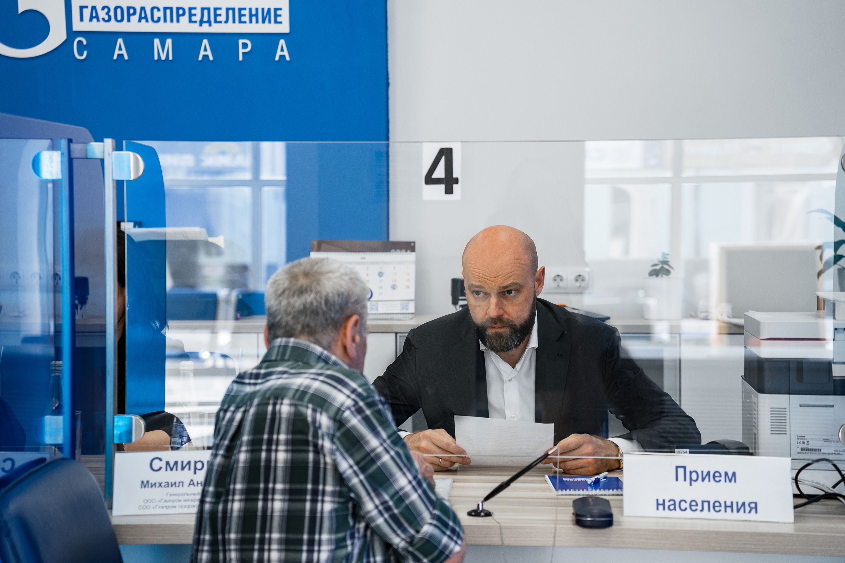 Генеральный директор двух региональных газовых компаний помогает  потребителям газа в решении сложных ситуаций